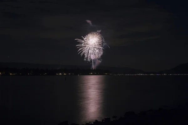 Bir göl üzerinde havai fişek
