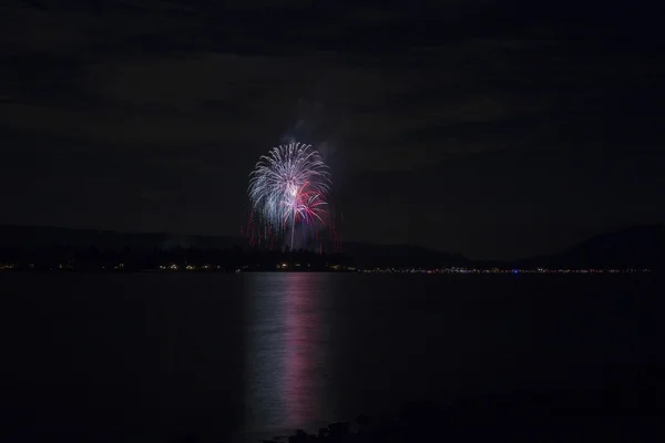 Bir göl üzerinde havai fişek