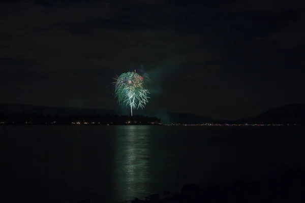 Bir göl üzerinde havai fişek