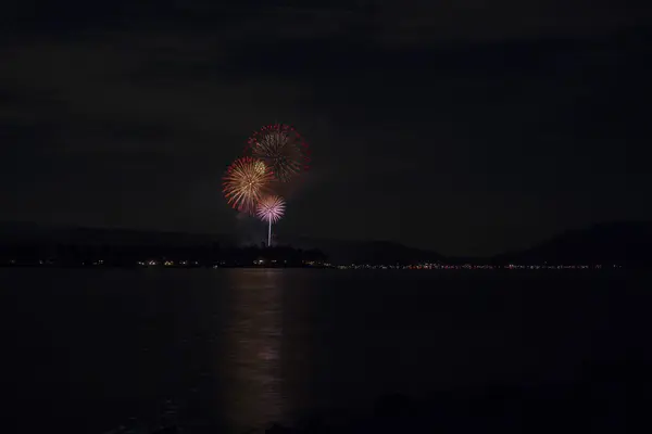 Bir göl üzerinde havai fişek