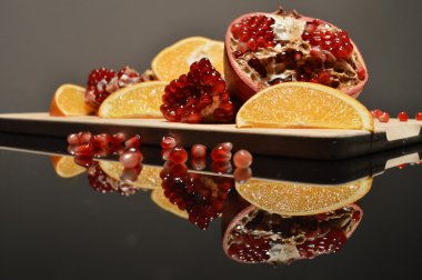 Nar ve portakal dilimleri parçaları