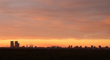 Gün batımında şehir manzarası
