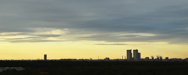 Panoramiczny widok na miasto podczas zachodu słońca — Zdjęcie stockowe