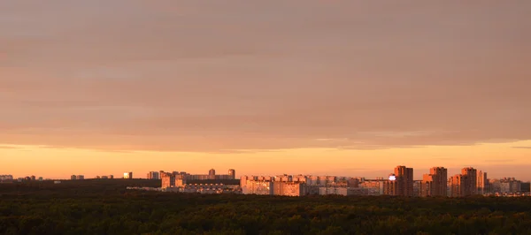 Blick auf die Stadt bei Sonnenuntergang — Stockfoto