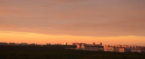 Blick auf die Stadt bei Sonnenuntergang — Stockfoto