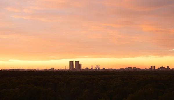 Die Stadt und der Himmel bei Sonnenuntergang — Stockfoto