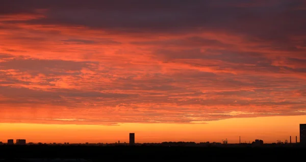 Die Silhouette der Stadt bei Sonnenuntergang — Stockfoto