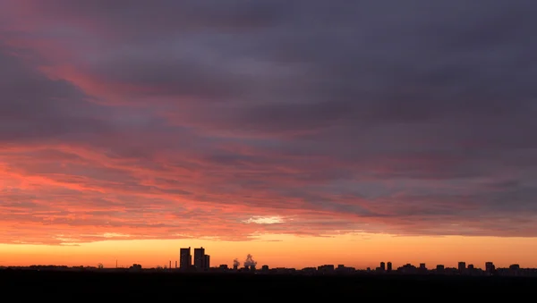 Die Silhouette der Stadt bei Sonnenuntergang — Stockfoto