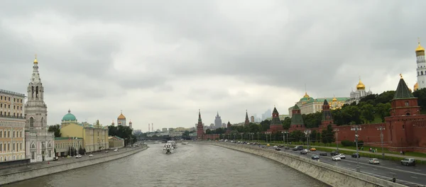 View of the Moscow river and the Moscow Kremlin, Russia — Stock Photo, Image