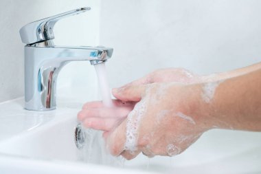 Ellerini sabun dezenfektanı ile yıka. temizleme hareketi.