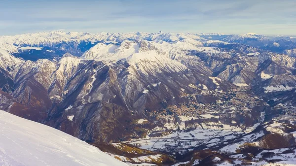 Beyaz kaplı tepeler İtalya Hava ve spatious görünümünü — Stok fotoğraf