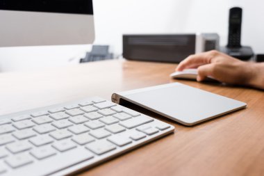 Erkek el arka plan üzerinde fare kullanma