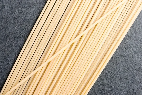 Italské špagety tradiční na šedém pozadí — Stock fotografie