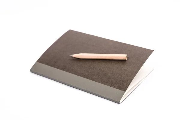木製の鉛筆と小さなクラシック ノート — ストック写真