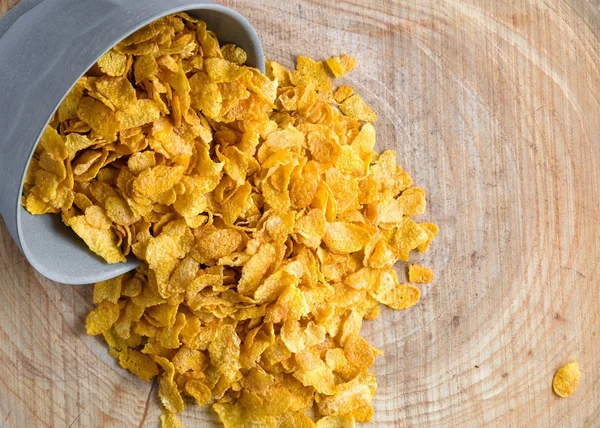 Grijze kom van gouden cornflakes — Stockfoto