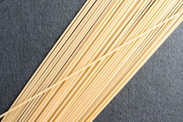 Spaghetti tradizionali italiani su sfondo grigio — Foto Stock