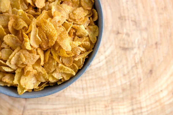 Grijze kom van gouden cornflakes — Stockfoto