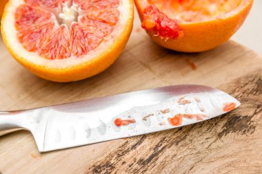 portakal ve bıçak ile kesme tahtası