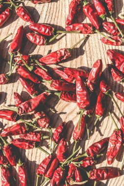 Gölge kontrast ile ahşap üzerine kırmızı sıcak baharatlı biber