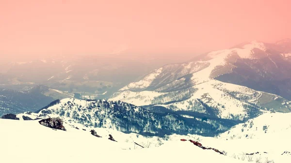 Изумительный вид горного ландшафта с теплым светом — стоковое фото