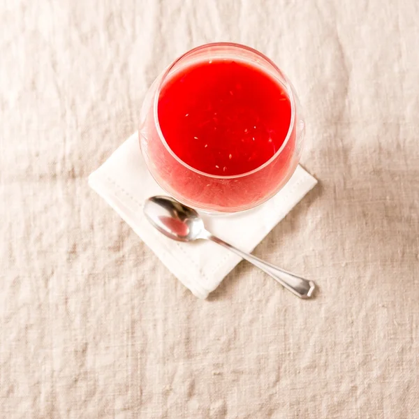 Glas rött apelsinjuice på linne bordsduk — Stockfoto