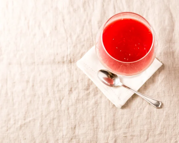 Glas rött apelsinjuice på linne bordsduk — Stockfoto