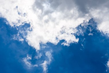 Bulutlu mavi gökyüzü