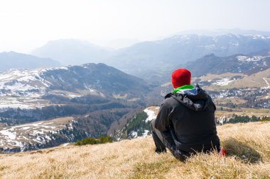 genç erkek uzun yürüyüşe çıkan kimse görünüme sahiptir