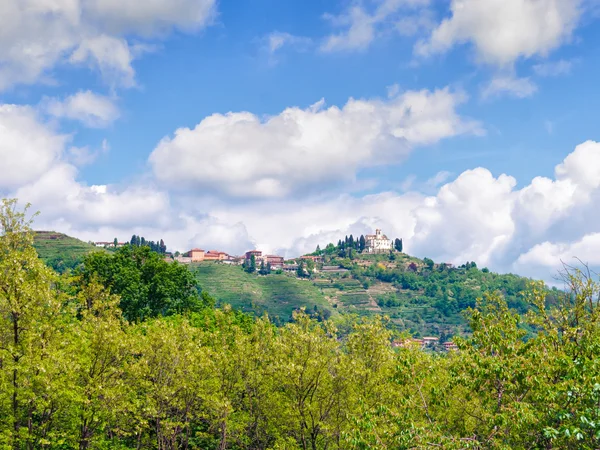 Típico pueblo italiano en la cima de una colina —  Fotos de Stock