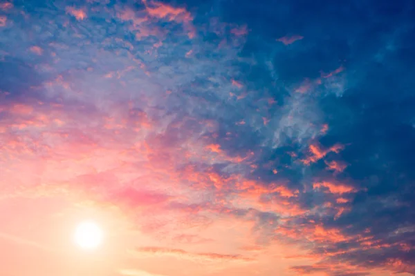 Cielo e bagliore, blu scuro, arancione e magenta Colori tramonto . Foto Stock