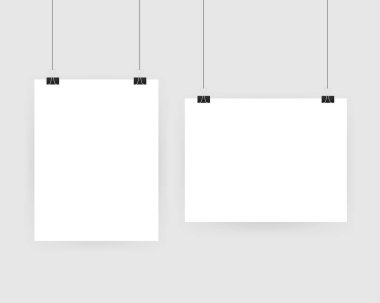 Şeffaf bir arkaplan üzerindeki bir kağıt parçasına çok renkli ataçlar. Şeffaf bir arkaplanda katiplik mandalı