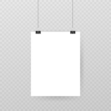 Şeffaf bir arkaplan üzerindeki bir kağıt parçasına çok renkli ataçlar. Şeffaf bir arkaplanda katiplik mandalı