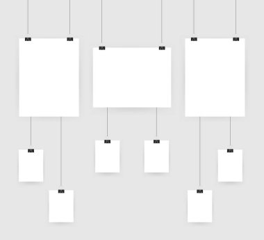 Şeffaf bir arkaplan üzerindeki bir kağıt parçasına çok renkli ataçlar. Şeffaf bir arkaplanda katiplik mandalı.