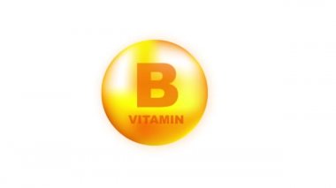 Gri arka planda gerçekçi bir düşüş gösteren B vitamini. Vitamin parçacıkları ortada. Hareket grafikleri.