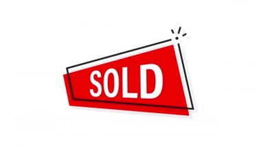 Beyaz arka planda kırmızı etiket satıldı. Hareket grafikleri.