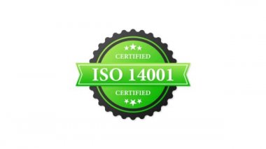 ISO onaylı 14001 yeşil kauçuk mühür ve beyaz arka planda yeşil kauçuk. Gerçekçi bir nesne. Hareket grafikleri.