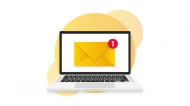 Dizüstü bilgisayardaki yeni mesaj simgesi. Akıllı telefon, cep telefonu, laptop. Düz stilde yeni bir nesne. Hareket grafikleri.