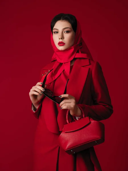 Modelo Moda Vermelho Total Casaco Lenço Cabeça Fotografia Estúdio Roupas — Fotografia de Stock