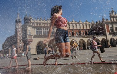 Main Square Krakov, Polonya yaz sıcağında kaçmak isteyen Yuoth