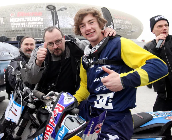 La conferencia de prensa anunciando el campeonato mundial en FMX - Salto Diverso de la Noche en Cracovia. Polonia — Foto de Stock