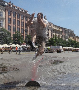 Main Square Krakov, Polonya yaz sıcağında kaçmak isteyen Yuoth