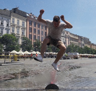 Main Square Krakov, Polonya yaz sıcağında kaçmak isteyen Yuoth