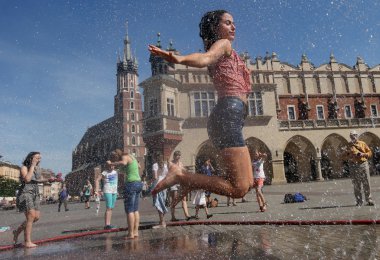 Main Square Krakov, Polonya yaz sıcağında kaçmak isteyen Yuoth