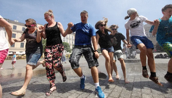 Yuoth keresem menekülni a nyári meleg-városban főtér, Krakkó, Lengyelország — Stock Fotó