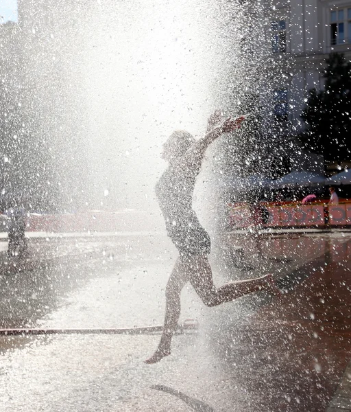 Yuoth buscando escapar del calor del verano en la Plaza Principal en Cracovia, Polonia —  Fotos de Stock