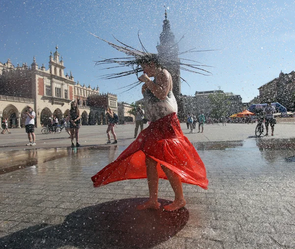 Yuoth αναζητούν απόδραση από τη ζέστη του καλοκαιριού, στην κεντρική πλατεία στην Κρακοβία, Πολωνία — Φωτογραφία Αρχείου