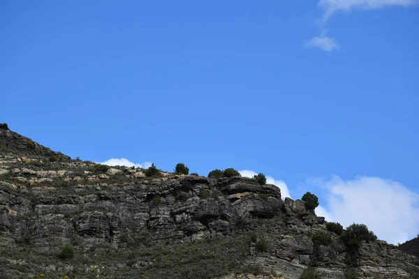 Falaises Rocheuses Avec Petits Chênes Verts Ciel Bleu Avec Nuages — Photo