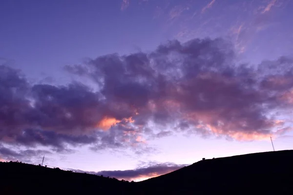 Paisaje Montaña Con Línea Eléctrica Cielo Nublado Atardecer — Foto de Stock