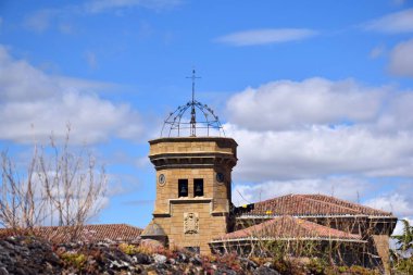 15. yüzyılda Santa Mara de la Estrella Manastırı 'nın çatıları ve çan kulesi, mavi gökyüzünün altında bulutlarla..