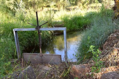 Cidacos nehrindeki hendekte su toplanması.